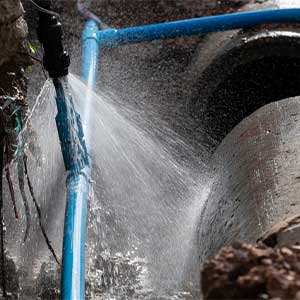 埋没水道管の水漏れ修理、地面から水が噴き出している水漏れの修理