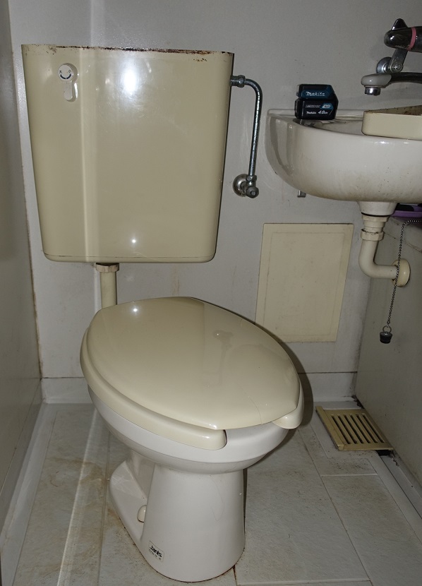 風呂トイレ一緒の3点式ユニットバスのトイレ交換 水もれ修理とトイレ救急社