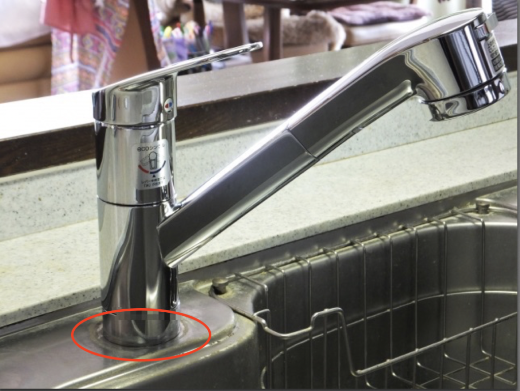 キッチン水栓の根本に水がたまる水漏れ 水もれ修理とトイレ救急社